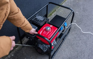 Jak podłączyć generator prądu do instalacji domowej? Praktyczny poradnik krok po kroku