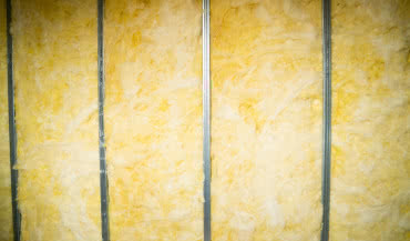 Wełna mineralna ISOVER – komfort, cisza i bezpieczeństwo na lata